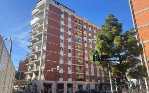 casa in vendita a Cagliari-luminoso appartamento tipologia trivano-piano alto-agenzia immobiliare qualificata-cosmopolitan centro servizi immobiliari-via Corelli Cagliari